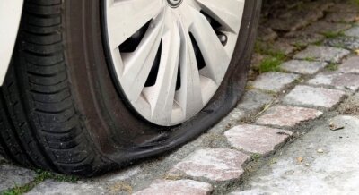 Gersdorf: Unbekannte zerstechen mehrere Reifen - In der Nacht von Samstag auf Sonntag wurden mehrere Fahrzeuge auf der Hauptstraße in Gersdorf beschädigt.