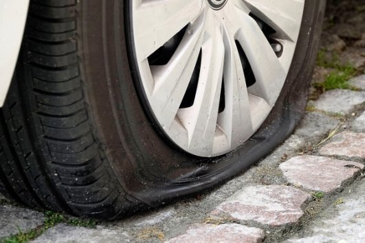 Gersdorf: Unbekannte zerstechen mehrere Reifen - In der Nacht von Samstag auf Sonntag wurden mehrere Fahrzeuge auf der Hauptstraße in Gersdorf beschädigt.