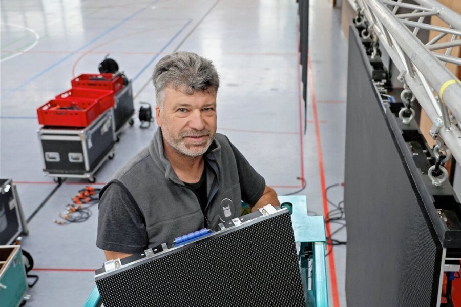 Der Veranstaltungstechniker Olsen Hänel aus Oberlungwitz beim Abbau von LED-Leinwänden in der Sachsenlandhalle in Glauchau.