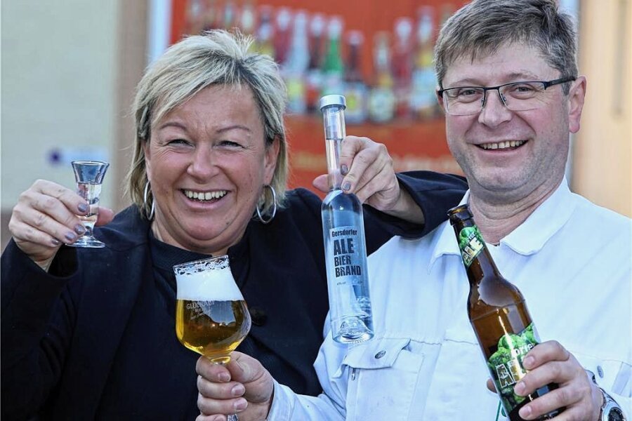 Gersdorfer Brauerei freut sich über Gold für zwei Edelbrände - Astrid Peiker und Braumeister Gerd Grießbach mit dem Gersdorfer Ale-Bierbrand: Diese Spirituose sowie ihr Bierbrand "Dunkler Bock" bekamen jetzt bei einer Verkostung in Österreich Gold. 