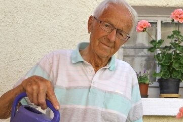 Blumen wird es für Karl Neumann (Foto) heute reichlich geben. Der Gersdorfer feiert seinen 100. Geburtstag. 