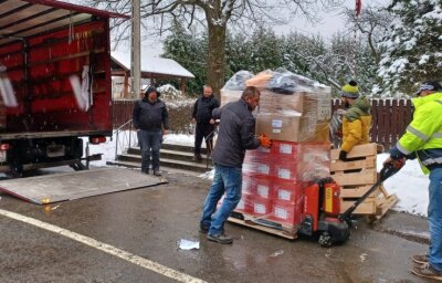 Gersdorfer organisiert Hilfstransport für Ukraine - In Polen haben viele Helfer beim Entladen mit angepackt. 