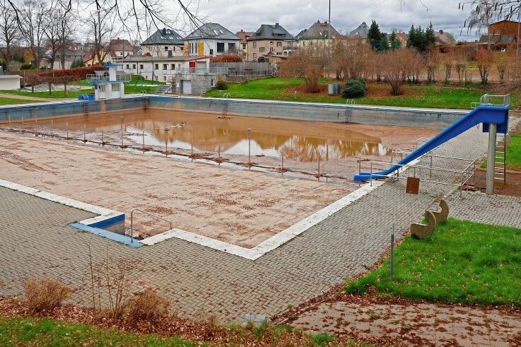 Gersdorfer Schwimmsport in prekärer Situation - Im Gersdorfer Sommerbad - der Schnappschuss stammt aus diesem Frühjahr - hat sich seit der Überschwemmung im August 2022 noch nicht viel getan. Für die Schwimmerinnen und Schwimmer von Blau-Weiß heißt das: Nicht nur die diesjährige Freiluftsaison ist im Eimer. 