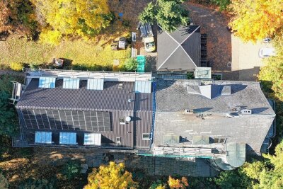 Gert-Fröbe-Haus: Rekordspende ermöglicht Solaranlage für Zwickauer Kinderheim - An der Südseite des Gert-Fröbe-Hauses ist bereits die erste Hälfte des Daches mit Solarmodulen ausgestattet. 