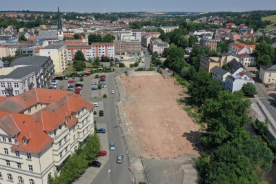 Gerüchte um Bau des Edeka-Centers in Crimmitschau: Das sagt der Projektentwickler - Auf dieser Fläche zwischen Pleiße und Piazza „Roter Turm“ in Crimmitschau soll das Edeka-Center gebaut werden.