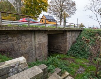 Gerüchte um Neubau einer nicht mehr benötigten Brücke in Callenberg - Die Brücke der Bundesstraße 180 über die alte Trasse der Nickelerzbahn ist baufällig. Doch Einwohner von Callenberg halten einen Neubau für Geldverschwendung.