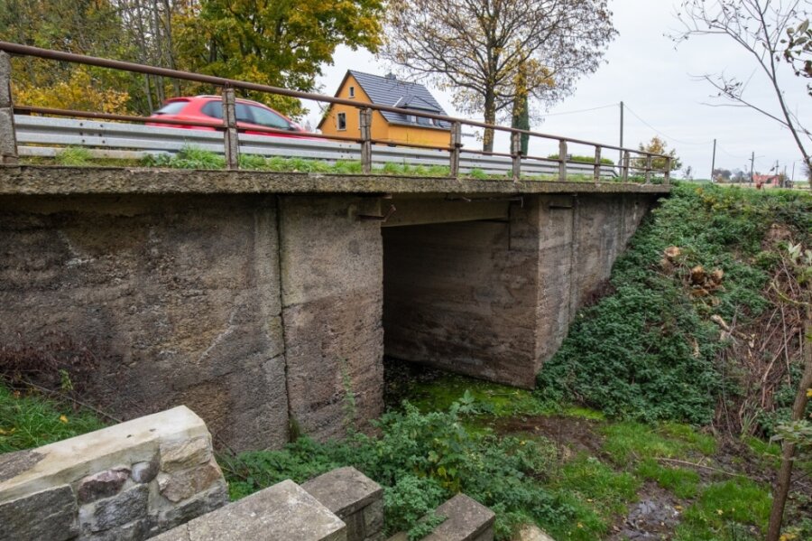 Gerüchte um Neubau einer nicht mehr benötigten Brücke in Callenberg - Die Brücke der Bundesstraße 180 über die alte Trasse der Nickelerzbahn ist baufällig. Doch Einwohner von Callenberg halten einen Neubau für Geldverschwendung.