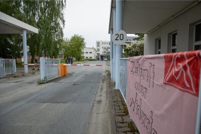 Gerüchte um Plamag-Verkauf in Plauen: "Die Stimmung hier ist gereizt" - Plamag-Haupttor in Plauen: Gewerkschafter haben ein Banner mit der Aufschrift "Zukunft oder Widerstand" angebracht.