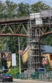 Gerüst am Viadukt in Rabenstein zeigt Mängel - Ein Teil des Gerüsts am Viadukt ist bereits wieder demontiert. Die Konstruktion muss offenbar wegen Statikproblemen neu aufgebaut werden. 