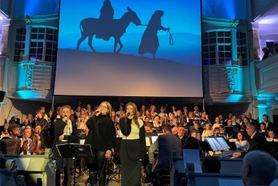 Gesang aus fast 1000 Kehlen: Bei Konzert in Schönheider Kirche singt auch das Publikum mit - Tamina Teubner, Nadja Beck und Artemisia Wirth (von links) sangen gemeinsam mit dem Chor „Lord send your angels“ zur Nacht der Nächte in der Kirche Schönheide.