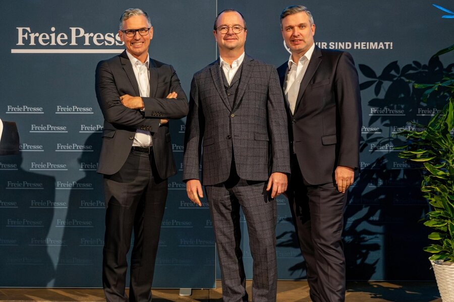 Geschäftsführerwechsel bei „Freie Presse“-Mediengruppe - Verleger Dr. Thomas Schaub (Mitte) zeigte sich bei der Staffelstabübergabe überzeugt, dass Dr. Daniel Daum (links) die erfolgreiche Arbeit von Dr. Michael Tillian fortsetzen wird.