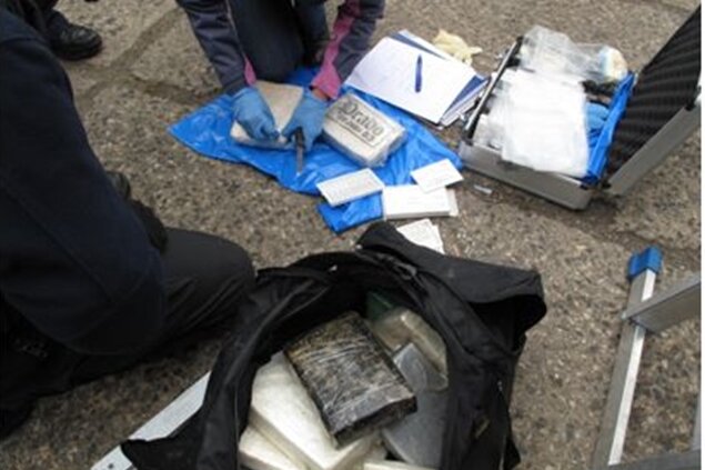 Geschäftsmann findet 50 Kilogramm Kokain zwischen Fahrzeugteilen - 