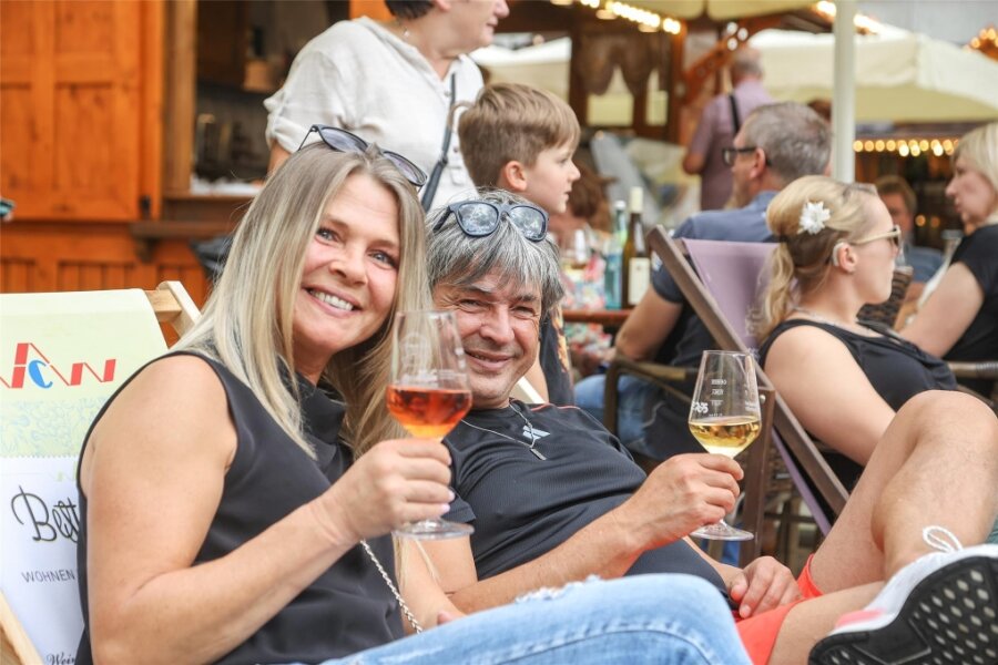 Geschafft: Chemnitzer Weinfest knackt Marke von 100.000 Besuchern - Annett Romanowsky und Torsten Viertel aus Chemnitz genießen den letzten Wein am letzten Weinfest-Wochenende.