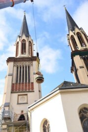Geschafft: Oelsnitzer Jakobikirche hat neue Glocken - Eine von sechs Glocken wird in den Turm der Oelsnitzer St. Jakobikirche gehoben. Vier davon wurden neu gegossen.