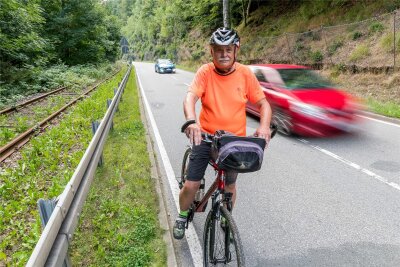 Gescheiterte Bahnstrecke im Erzgebirge: Bürgermeister setzen nun aufs Rad - Bernd Reuther, passionierter Radfahrer, auf der Zollstraße in Olbernhau: Er wünscht sich, dass aus der Bahntrasse (links im Bild) ein Radweg wird.