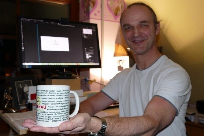Auf seiner Tasse, entworfen am heimischen Computer, hat Heiko Neubert Begriffe verewigt, die für die Gelenauer Mundart typisch sind. 