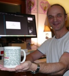 Geschenk bereitet Gelenauer "Kuubwiding" - Auf seiner Tasse, entworfen am heimischen Computer, hat Heiko Neubert Begriffe verewigt, die für die Gelenauer Mundart typisch sind. 