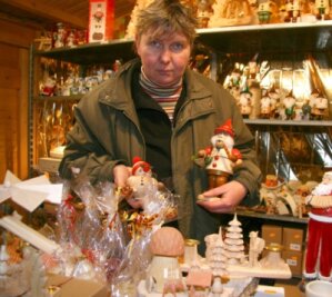 Geschenke-Stöberer haben's schwer - 
              <p class="artikelinhalt">Heike Schneider ist die Einzige auf dem Weihnachtsmarkt, die Geschenkartikel aus dem Erzgebirge anbietet. </p>
            