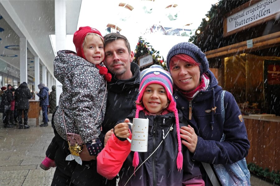 Geschenkekauf: Das kommt bei den Chemnitzern unter den Weihnachtsbaum - Familie Liebe aus Chemnitz nutzte den Sonntag für einen Bummel über den Weihnachtsmarkt.