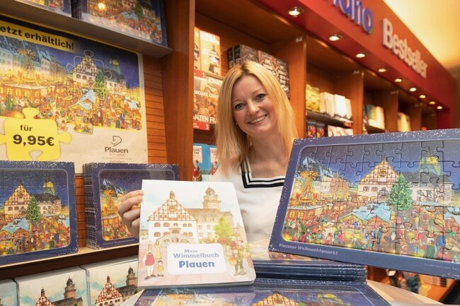 Sophie Gürtler vom Plauener Dachverband Stadtmarketing mit dem beliebten Wimmelpuzzle und seinem "Vorgänger", dem Wimmelbuch. Der Spaß ist was für kleine und große Kinder.