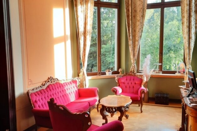 Geschichte erleben im edlen Salon - Die Villa Gückelsberg in Flöha ist 1869 im Stil des Historismus errichtet und 2005 von der Familie Sternkopf saniert worden. Heute können sich Paare dort das Jawort geben. 