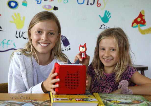 So sehen die Toniebox und die Figuren aus: Jolina (11 Jahre) und Haley (8 Jahre) zeigen die Technik, die in allen Kindertagesstätten und Schulhorten in Meerane zur Verfügung steht.