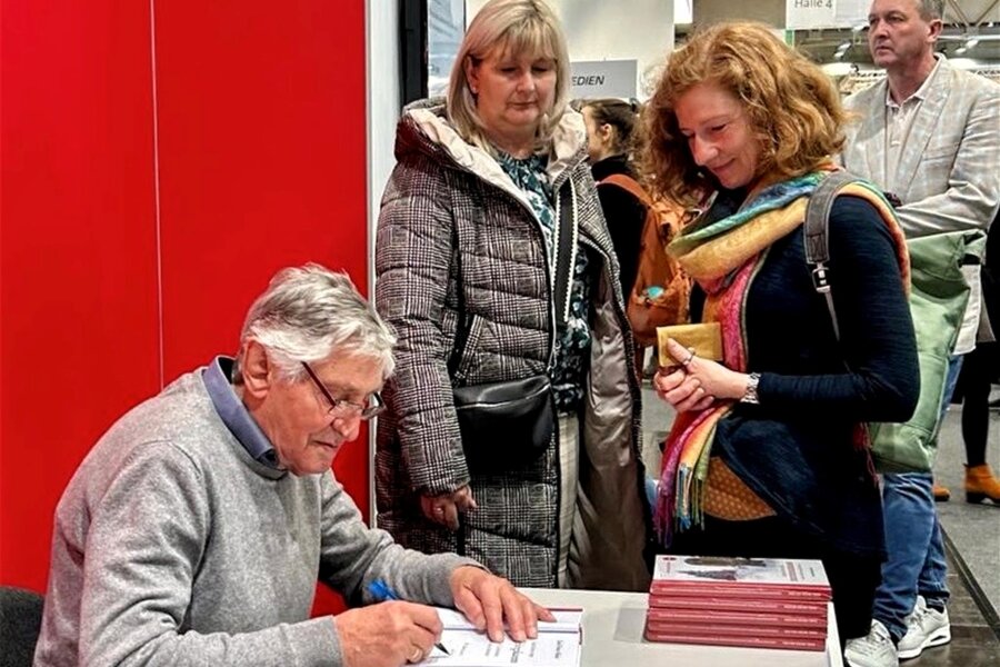„Geschichten vom Erzgebirgskamm“ wecken Interesse auf der Leipziger Buchmesse - Im Anschluss an die Lesung signierte Karl-Heinz Melzer seine Bücher für Interessenten und beantwortete Fragen.
