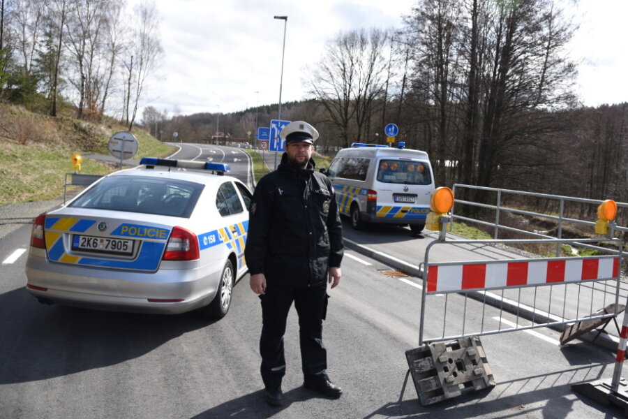 Geschlossene Grenzen: Vogtländer müssen umkehren - Grenzübergang Fleißen (Plesná) bei Bad Brambach/Vogtland