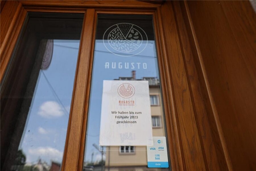 Geschlossenes Lokal auf Augustusburger Straße: Kommt die Chemnitzer Pizzeria Augusto noch zurück? - Auf die Wiederaufnahme des Geschäfts warten Gäste auch im Sommer vergeblich. Das Schild an der Tür gibt nur wenig Aufschluss.
