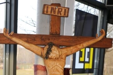 Geschnitzter Kreuzweg bringt Christen Ostern nahe - Geschnitzt von Gerd Kämpf: Jesus stirbt am Kreuz. 