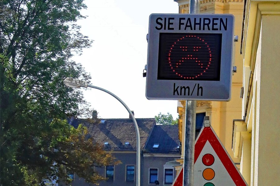 Geschwindigkeits-Messer kehrt wieder zurück an die Crimmitschauer Straße im Werdauer Ortsteil Langenhessen - Die mobile Geschwindigkeitsanzeige steht derzeit an der Gerhard-Weck-Straße an der Grundschule in Werdau.