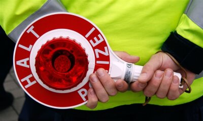 Geschwindigkeitsmessung in Oelsnitz: Fahrer zeigt Kontrolleur den Mittelfinger - 