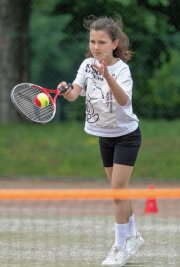 Gespannte Blicke zum Fackelläufer - Sara Zadedini vom TV Brand-Erbisdorf war beim Tennis dabei. Sie war eines von zehn Talenten dort.
