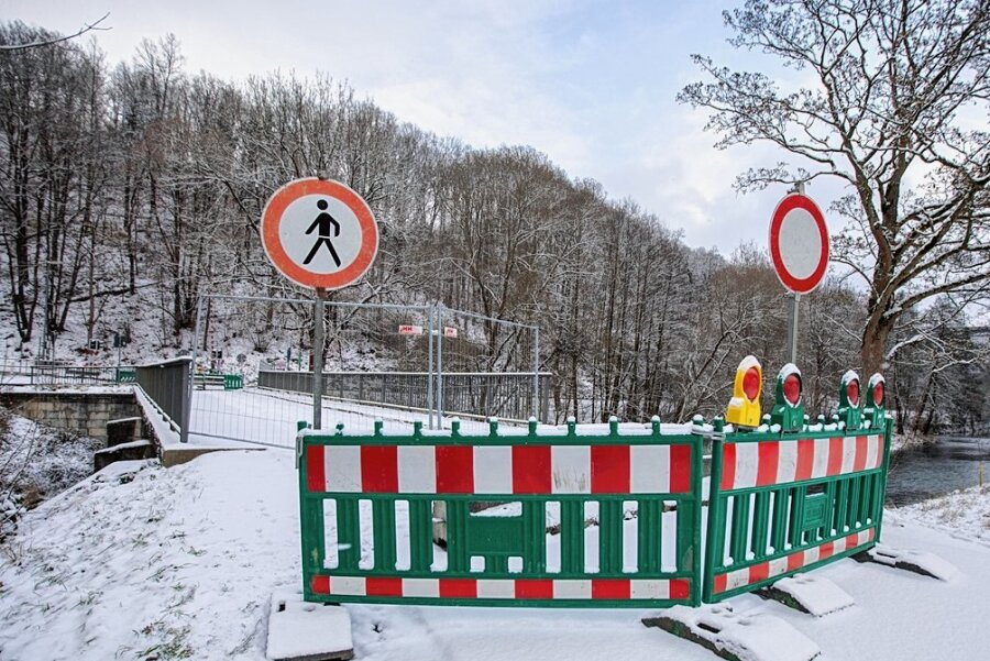 Gesperrte Brücke Barthmühle: Alles läuft jetzt auf einen kompletten Neubau hinaus - Der Pfeiler C zur Bahnseite (im Bild hinten) könnte jederzeit wegbrechen, auch ohne dass die Brücke belastet wird. Gut 90 Prozent des Pfeilers sind unterspült, wie die Grafik unten in der Draufsicht zeigt. 