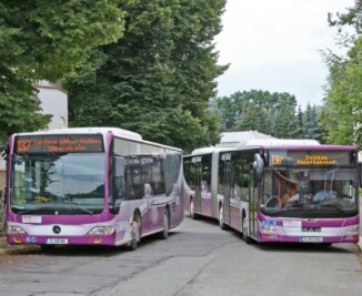 Gesperrte Bushaltestelle sorgt bei Fahrgästen für Frust - An der Ersatzhaltestelle in Wilkau-Haßlau geht es derzeit beengt zu. Mehrere Buslinien müssen sich ein kurzes Straßenstück teilen. 