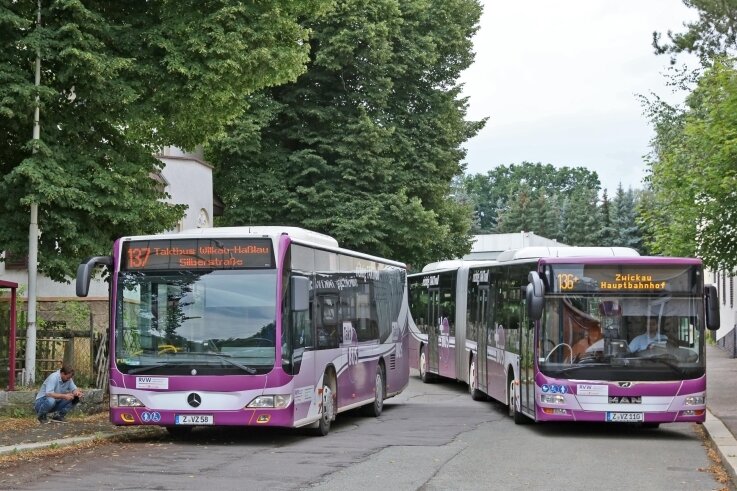 An der Ersatzhaltestelle in Wilkau-Haßlau geht es derzeit beengt zu. Mehrere Buslinien müssen sich ein kurzes Straßenstück teilen. 