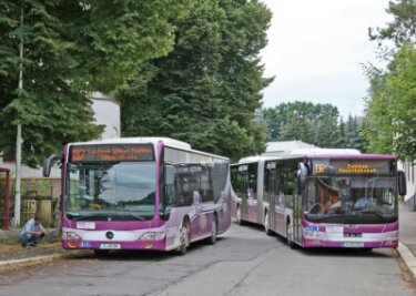 Gesperrte Bushaltestelle sorgt für Frust - An der Ersatzhaltestelle in Wilkau-Haßlau geht es derzeit beengt zu. Mehrere Buslinien müssen sich ein kurzes Straßenstück teilen. 