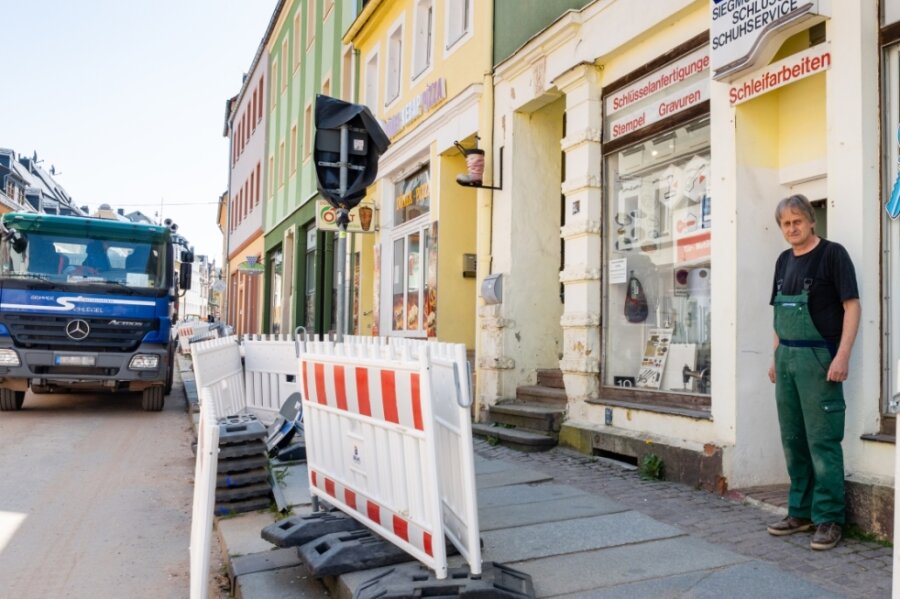 Gesperrte Einkaufsstraße in Mittweida: Laufkundschaft fehlt - Vor Andre Siegmunds Schlüsseldienst und Schuhservice an der Rochlitzer Straße herrscht derzeit Baustelle. 