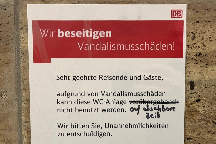 Gesperrte Toiletten auf dem Oberen Bahnhof in Plauen: Was OB Steffen Zenner zum WC-Problem sagt - Aushang an den Toiletten im Oberen Bahnhof.