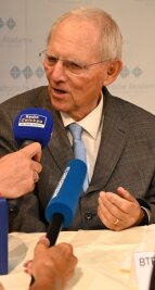 Gespräch mit Schäuble: Vom Ausüben und Teilen der Macht - Wolfgang Schäuble war am Mittwochabend im Haus der Sparkasse in Zwickau ein gefragter Gesprächspartner, nicht nur für die Medienvertreter. 