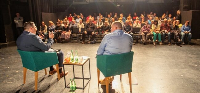 Gesprächsrunde mit Landrat teils hitzig - Rund 100 Gäste folgten der Einladung des Landrats zur Veranstaltung "Hennig direkt" am Dienstagabend auf der Kleinen Bühne im Vogtlandtheater in Plauen. Das Format soll jetzt regelmäßig stattfinden. 