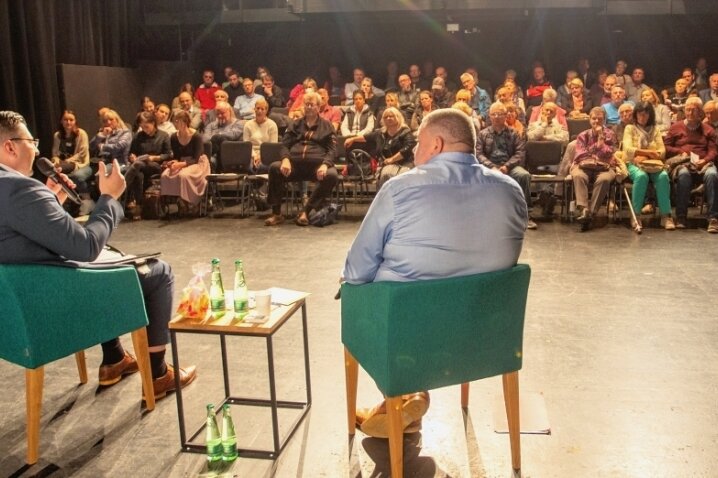 Gesprächsrunde mit Landrat teils hitzig - Rund 100 Gäste folgten der Einladung des Landrats zur Veranstaltung "Hennig direkt" am Dienstagabend auf der Kleinen Bühne im Vogtlandtheater in Plauen. Das Format soll jetzt regelmäßig stattfinden. 