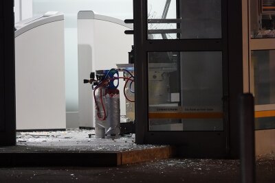 Gesprengter Bankautomat - Täter erbeuten Bargeld - Am frühen Dienstagmorgen ist ein Geldautomat in der Commerzbank-Filiale im Gablenz-Center gesprengt worden.