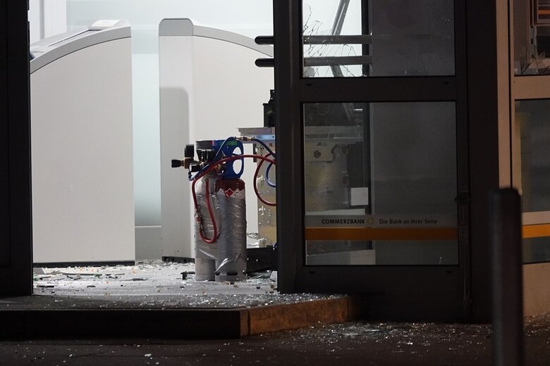 Gesprengter Bankautomat - Täter erbeuten Bargeld - Am frühen Dienstagmorgen ist ein Geldautomat in der Commerzbank-Filiale im Gablenz-Center gesprengt worden.
