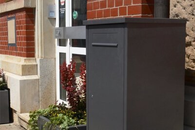 Gesprengter Briefkasten am Auerbacher Rathaus ist ersetzt - Der neue Fristen-Briefkasten steht frei vor dem Rathaus.