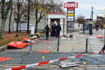 Gesprengter Geldautomat in Plauen: Heiße Spur nach Holland? - 17. November 2022: Polizisten sichern Spuren am gesprengten Sparkassen-Container in Plauen.
