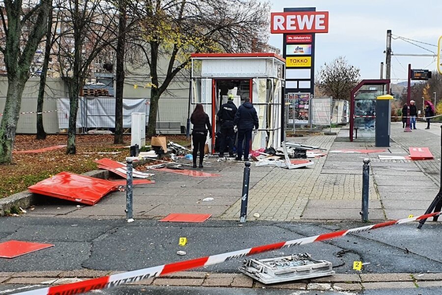 Gesprengter Geldautomat in Plauen: Heiße Spur nach Holland? - 17. November 2022: Polizisten sichern Spuren am gesprengten Sparkassen-Container in Plauen.