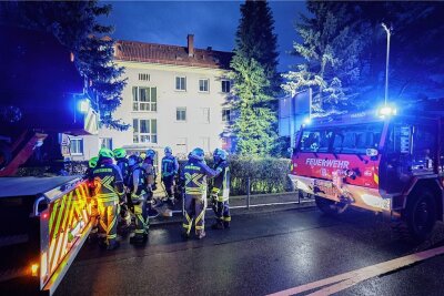 Gesteck löst Brand in Hohenstein-Ernstthal aus - Großeinsatz für Feuerwehr - Das Feuer ist in einem Mehrfamilienhaus in der Oststraße, unweit des Gerätehauses der Ernstthaler Feuerwehr ausgebrochen.