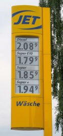 Gestiegene Spritpreise: Lohnt sich der Tanktrip nach Tschechien? - Blick auf die Preissäule an der Jet in Bad Schlema am Mittwoch: Super kostete 1,86 Euro. 