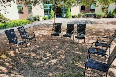 Gestohlen: Alte Leute in Netzschkauer Heim vermissen ihren Gartentisch - Die Täter schoben die Stühle zurück und trugen den Rattan-Tisch weg - offenbar durch den Park zum Auto.